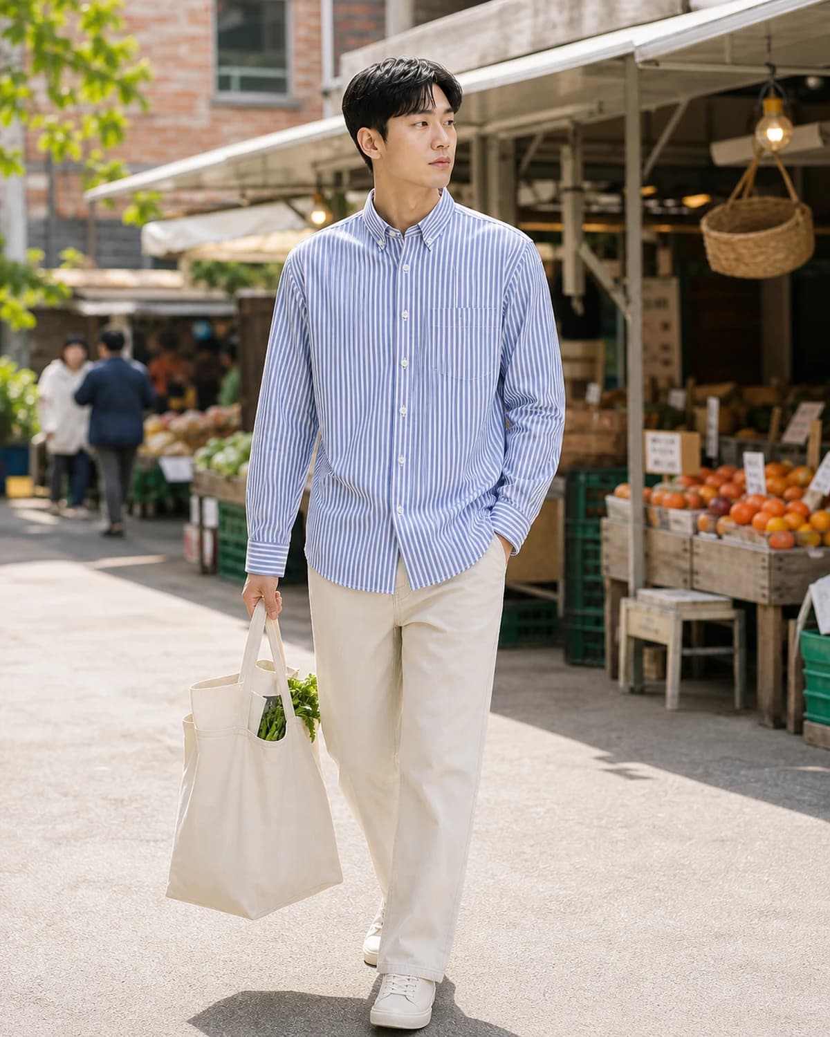 스트라이프 옥스포드 셔츠 — 주말 마켓 골목에서 가방을 든 자연스러운 워킹 착용컷