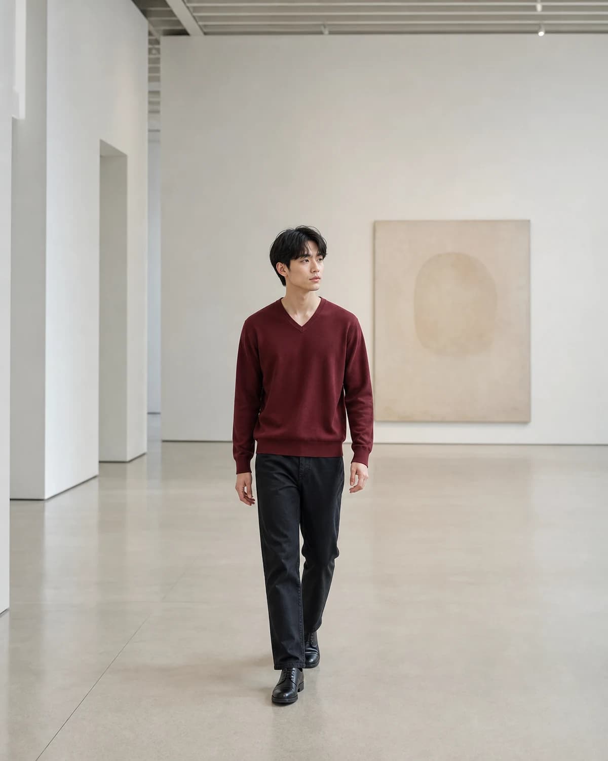 브이넥 니트 — 작은 갤러리에서 작품을 보는 자연스러운 측면 라이프스타일컷