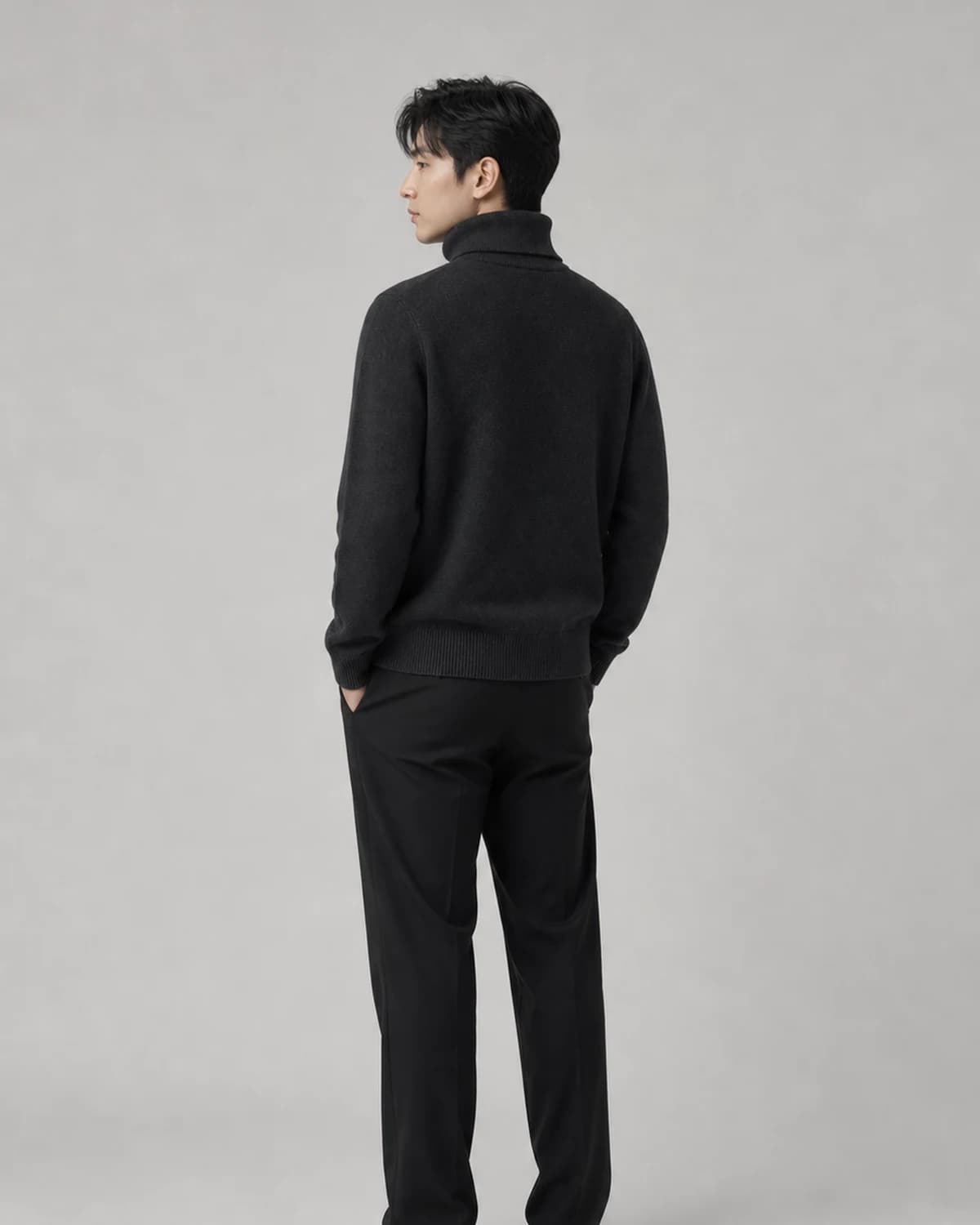 터틀넥 니트 — 웜그레이 스튜디오에서 목 높이와 허리선이 보이는 측후면 착용컷
